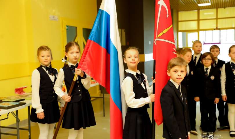 Новая учебная неделя в ИТШ № 777 началась с торжественного выноса флагов